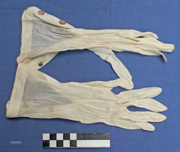 Beige zijden handschoenen