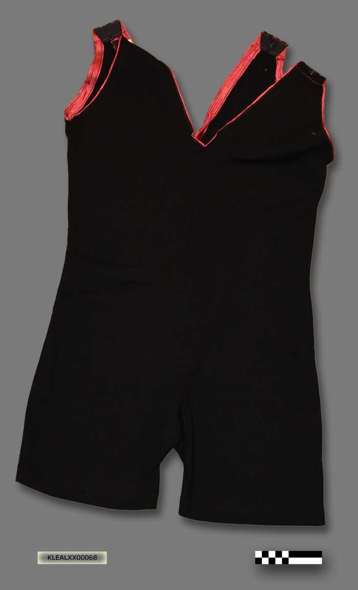 Badpak in breigoed met roze afboording