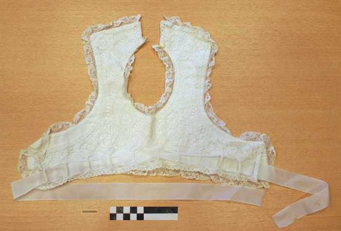 Slabbetje met opgenaaid kant en wit lint