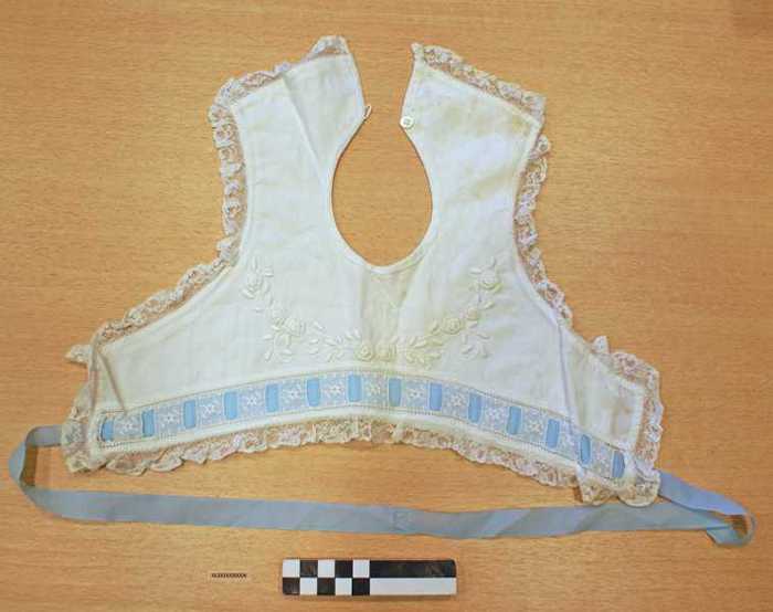 Slabbetje met blauw lint