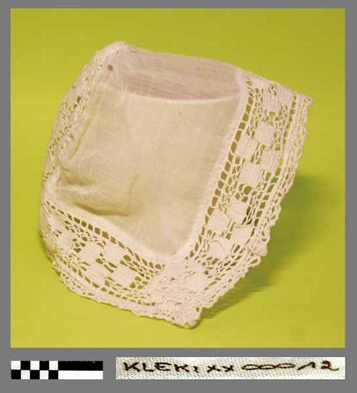 Muts in katoen en kant