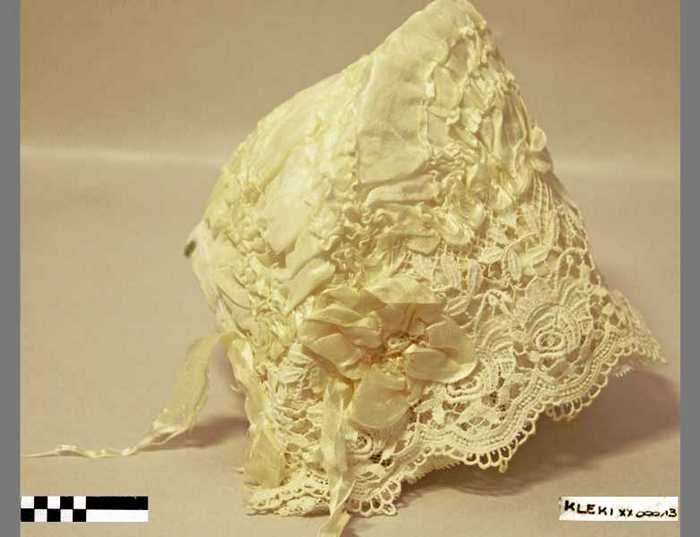 Muts met laagje satijn