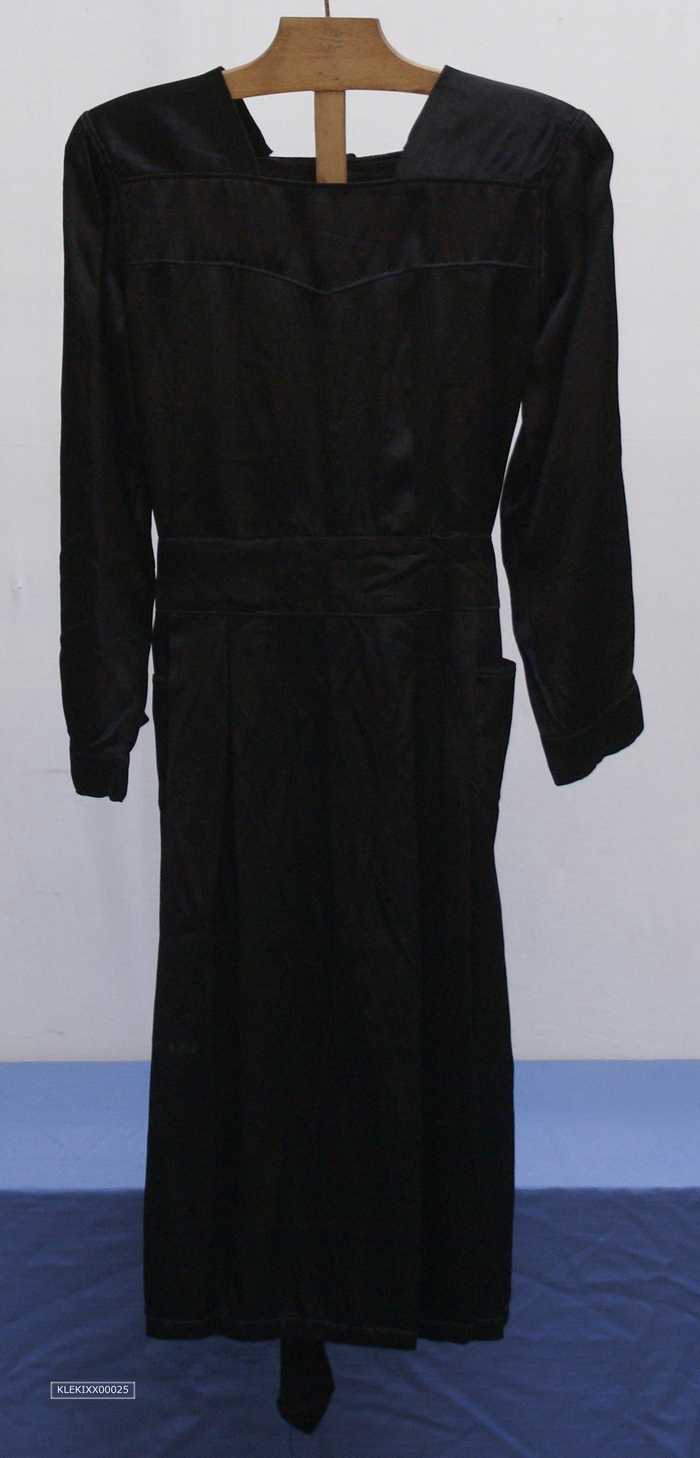 Zwart satijnen tienerkleedje
