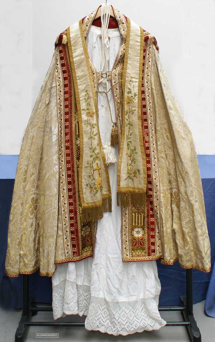 Priestergewaad bestaande uit een kazuifel (a), een albe (b), een stola (c) en een cingel (d)