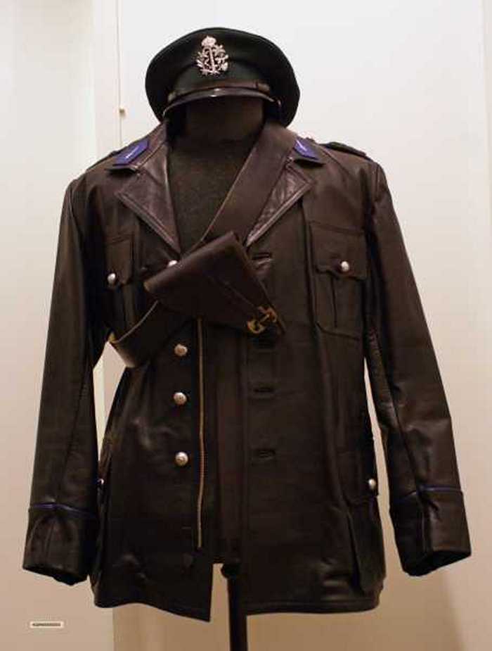 Politiejas, kepie en riem met holster.