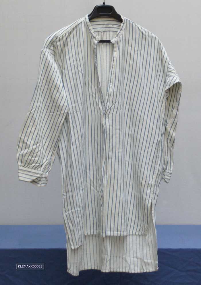 Wit en blauw gestreept mannenhemd met lange mouwen