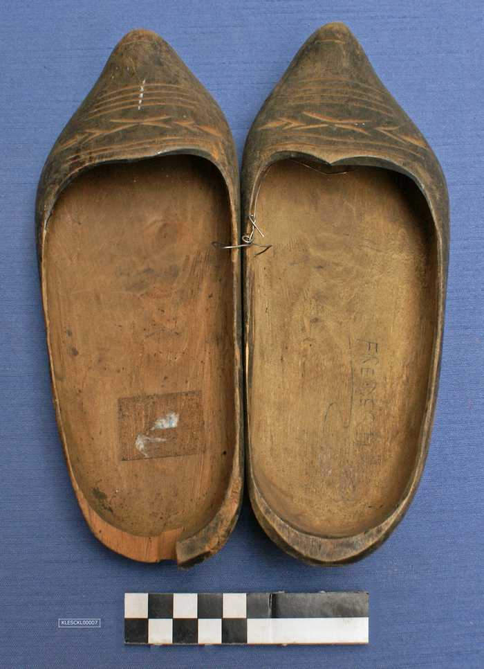 Paar platte zwarte klompen