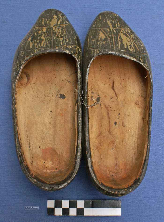 Paar zwarte houten klompen