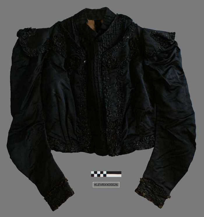 Zwart satijnen jasje (van trouwkleed).