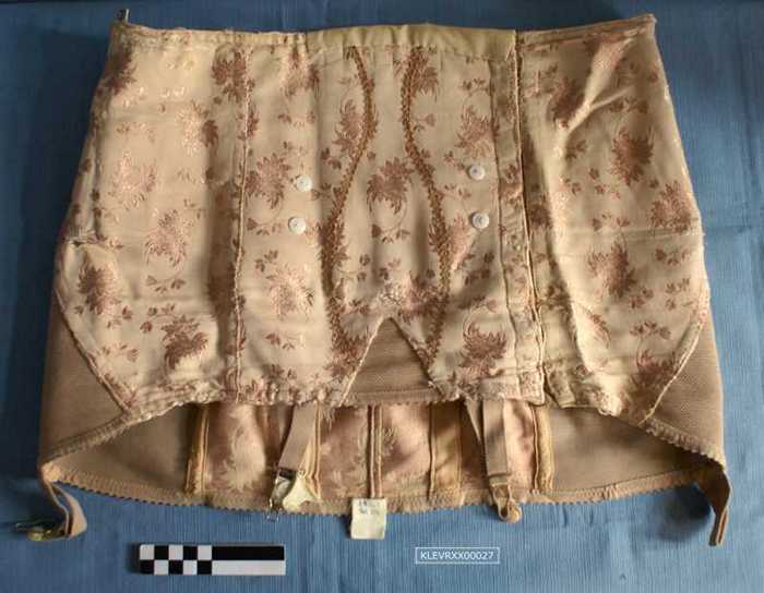 Korset in huidskleur