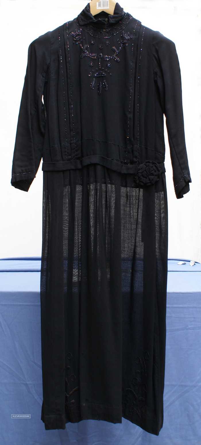 Zwart kleed bezet met gekleurde pareltjes