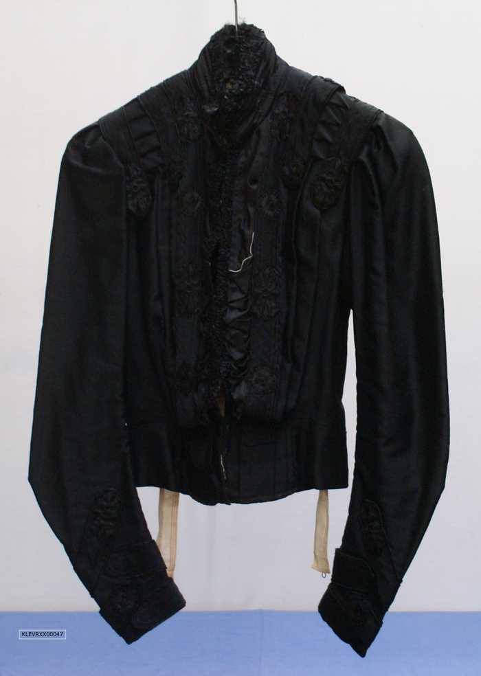 Zwart vestje met lange mouwen