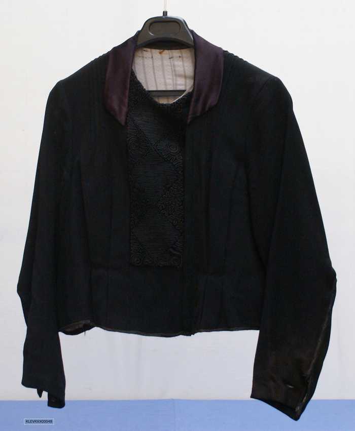 Zwart vestje met lange mouwen en paars kraagje