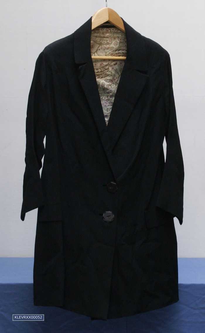 Halflange zwarte vrouwenjas