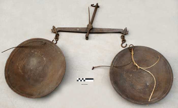 IJzeren weegschaal met twee houten schalen - 1880