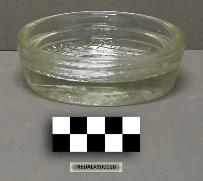 Glazen stoofvoetje in wit glas