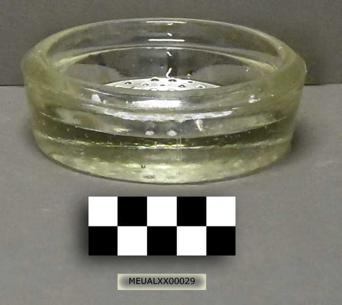 Glazen stoofvoetje in wit glas