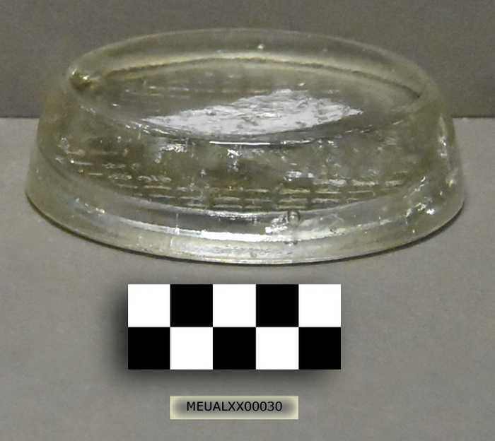 Glazen stoofvoetje in wit glas