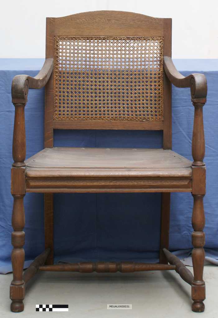 Stoel met twee armleuningen en rieten rug