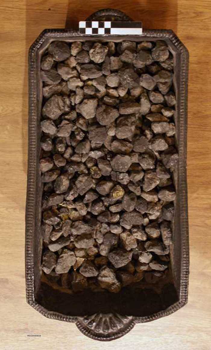 Gietijzeren kolenbak op pootjes