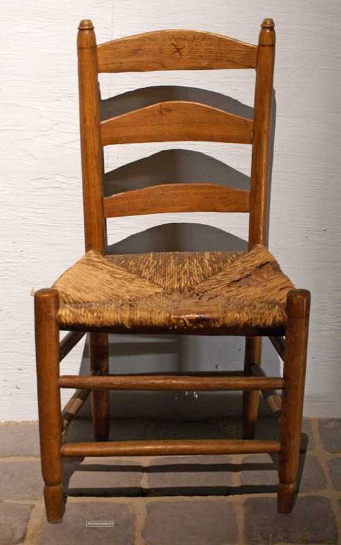 Houten stoel met rieten zitting