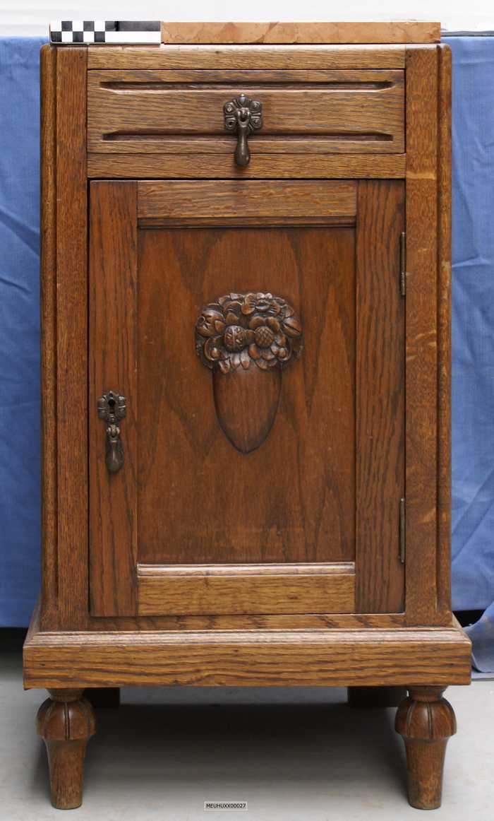 Houten nachtkastje met marmeren bovenblad