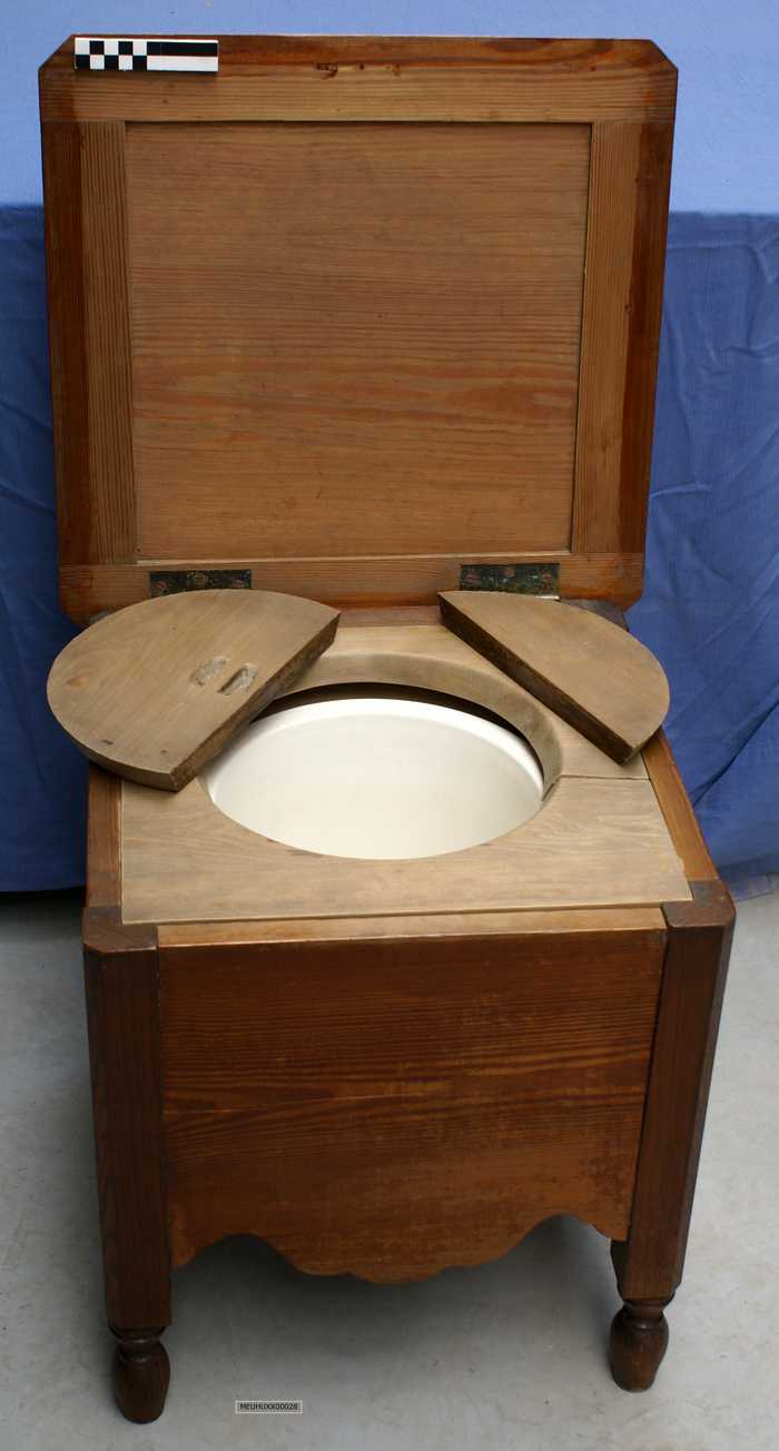 Houten nachtstoel met porcelaine pot