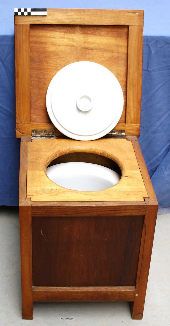 Houten nachtstoel met verlakte nachtpot en deksel