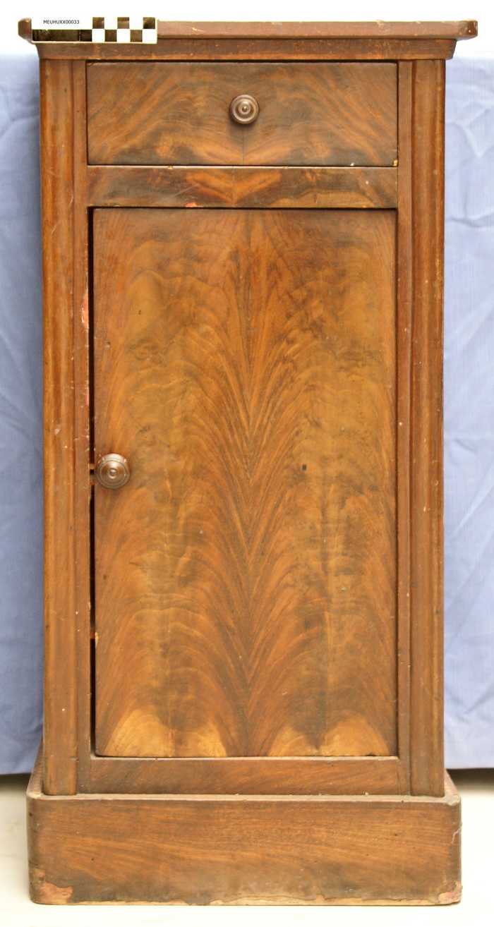 Nachtkast in massief hout