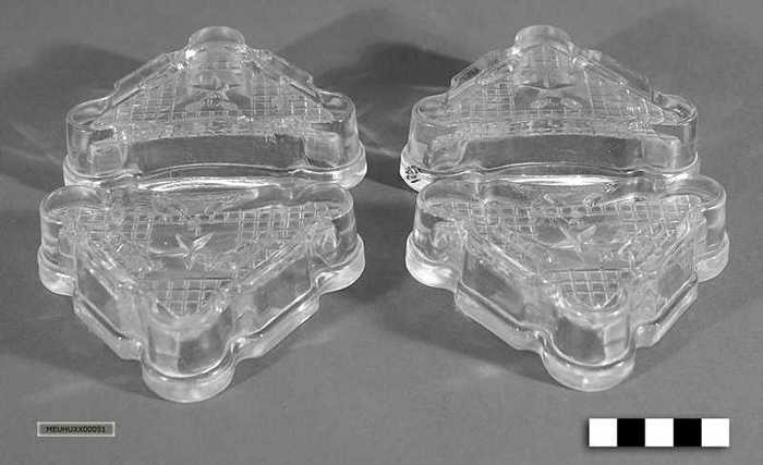 Vier glazen onderzetters voor kachel