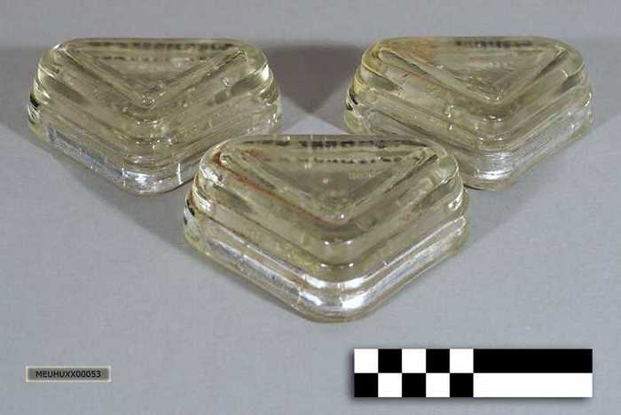 Drie glazen onderzetters voor kachel