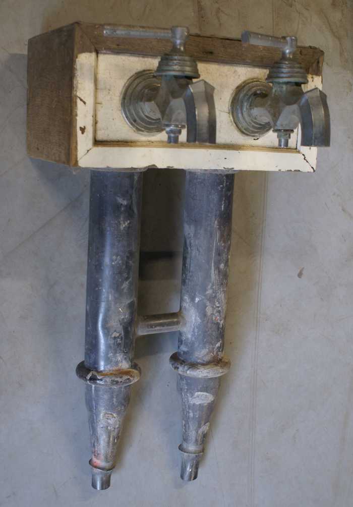 Pomp met twee kranen