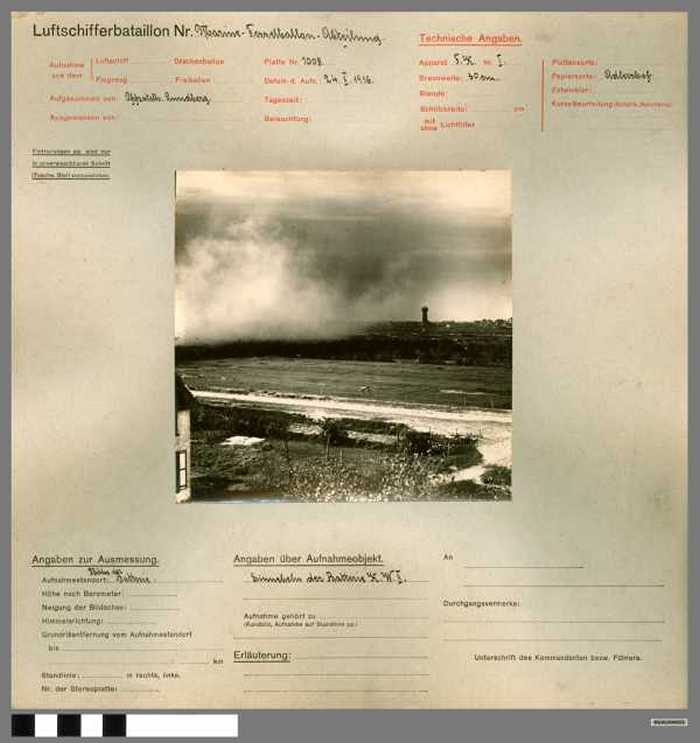 Einnebeln der Batterie K.W. II (militaire luchtopname)