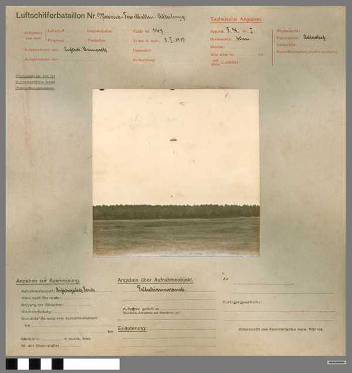 Fallschirmversuch. Poging met valscherm. (Militaire foto. )