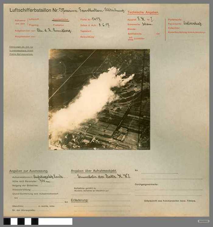 Einnebeln der Batterie K.W. II (Knokke-West II) (Duitse militaire luchtfoto-opname)