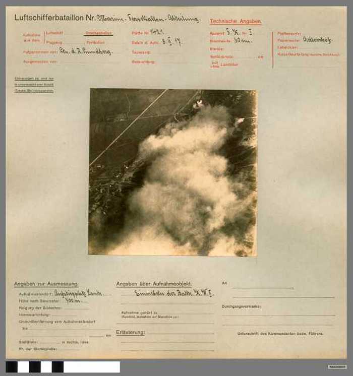 Einnebeln der Batterie K.W. II (Knokke-West II) (Duitse militaire luchtfoto-opname)