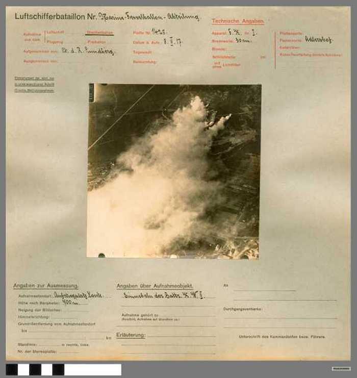 Einnebeln der Batterie K.W. II (Knokke-West II) (Duitse militaire luchtfoto-opname)