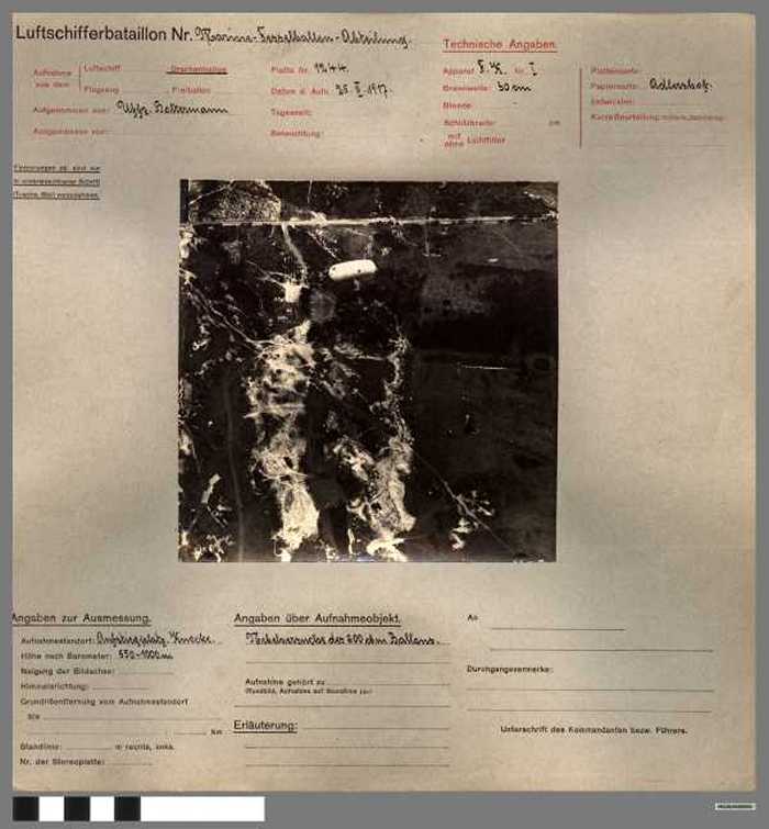 Nebelversuche des 600 m. dem Ballons. (Militaire luchtopname)