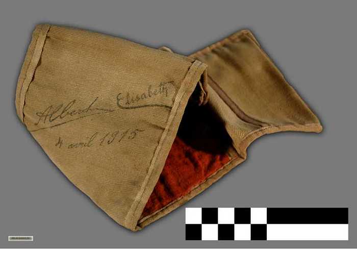 Militair tasje met opschrift: Albert - Elisabeth - 4 avril 1915