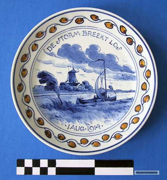 Sierbord in keramiek met afbeelding van een landschap, `DE STORM BREEKT LOS - 1 AUG 1914