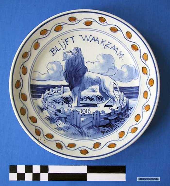 Sierbord in keramiek met afbeelding van een leeuw, `BLIJFT WAAKZAAM - 1916