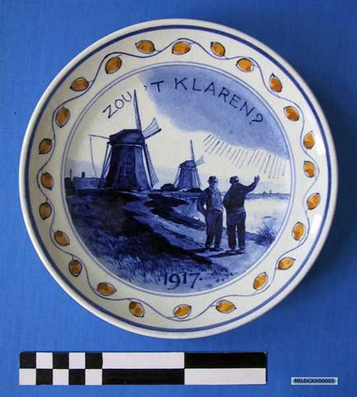 Sierbord in keramiek met afbeelding van een landschap, `ZOU `T KLAREN - 1917