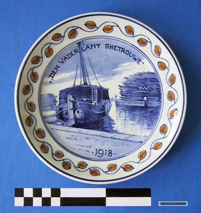 Sierbord in keramiek met afbeelding van een landschap, `DEN VADERLANT GHETROUWE - 1918
