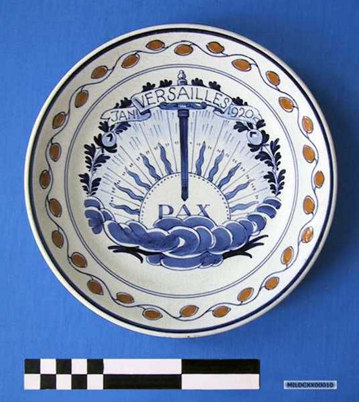 Sierbord in keramiek met afbeelding van een stralende zon en wolken, `JAN! - VERSAILLES - 1920