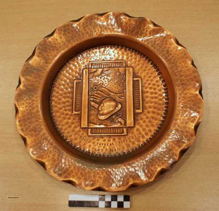 Koperen sierschaal met opschrift: Salus Patriae Suprema - Lex 1418