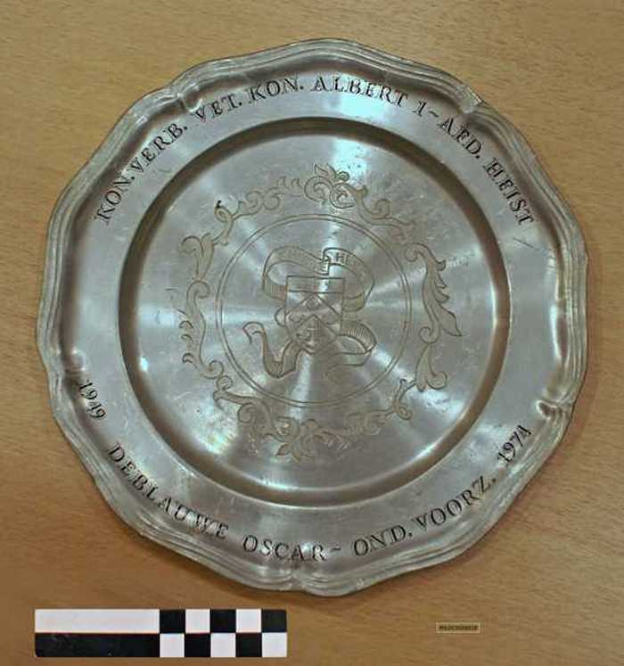 Tinnen sierschaal: Kon. Verb. Vet. Kon. Albert 1 Afd. Heist - Deblauwe Oscar