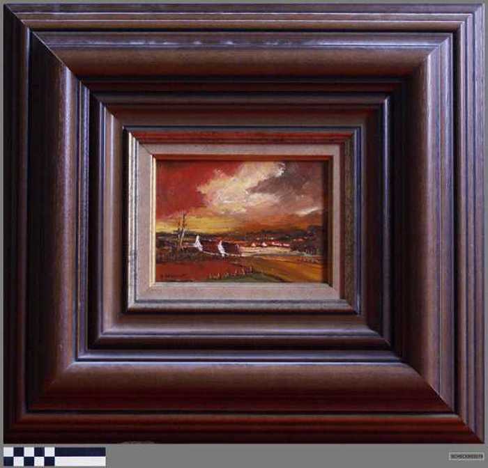 Twee kleine hoeven onder een halfopen hemel.