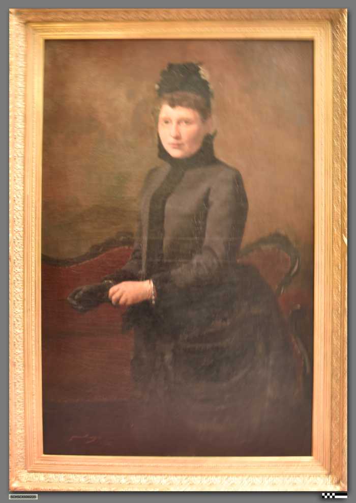 Vrouw in zwarte kledij