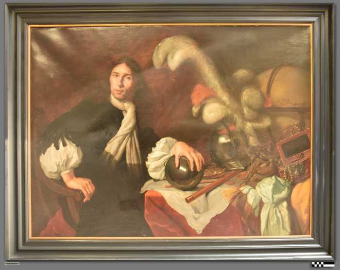 Man met glazen bol en pluimhoed