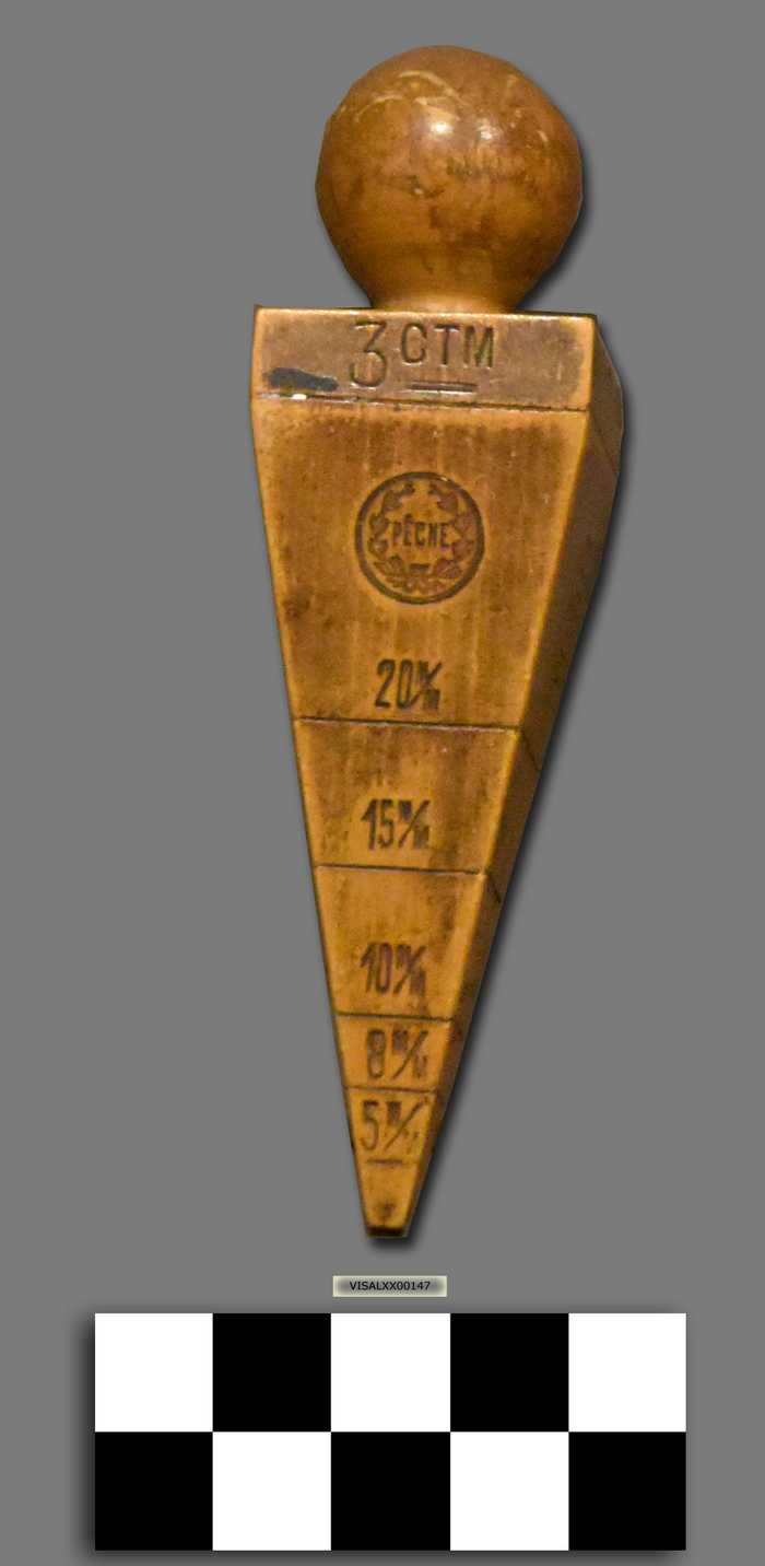 Puntvormig houten blokje om de mazen van het net te meten